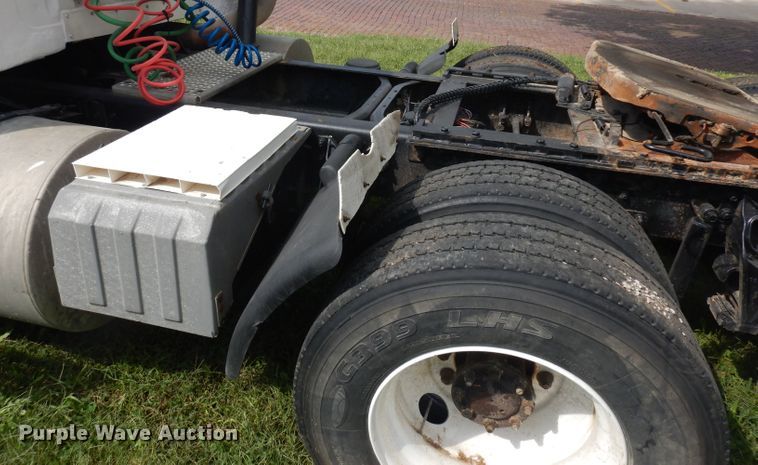 image for item GG9227 1997 International 8200 semi truck