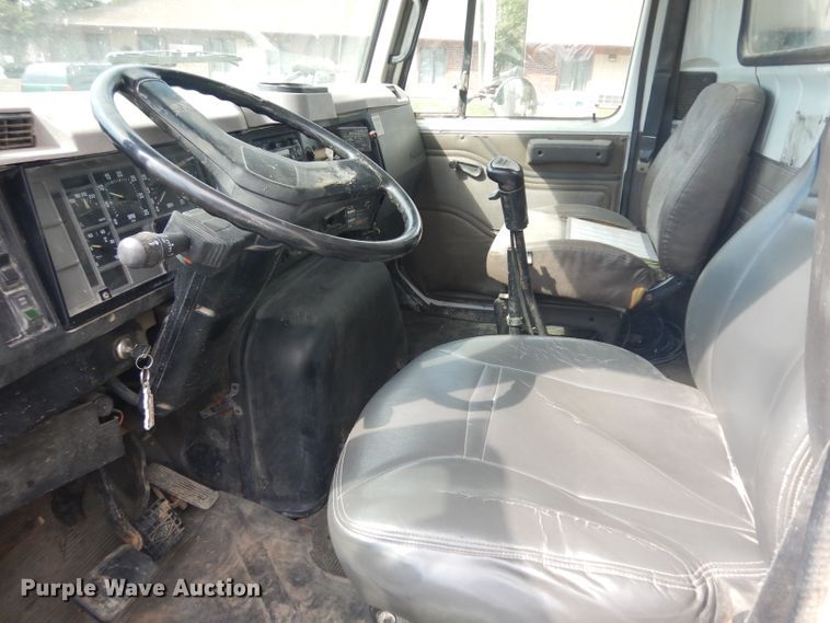 image for item GG9227 1997 International 8200 semi truck