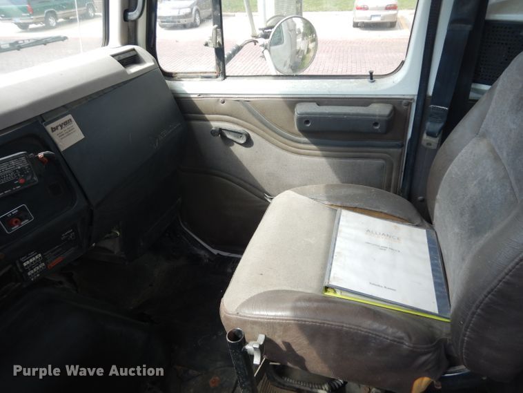 image for item GG9227 1997 International 8200 semi truck