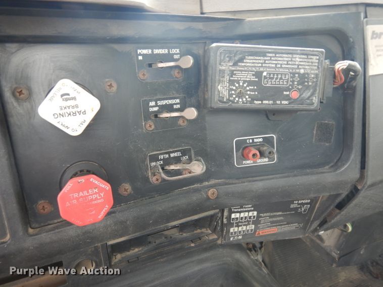 image for item GG9227 1997 International 8200 semi truck