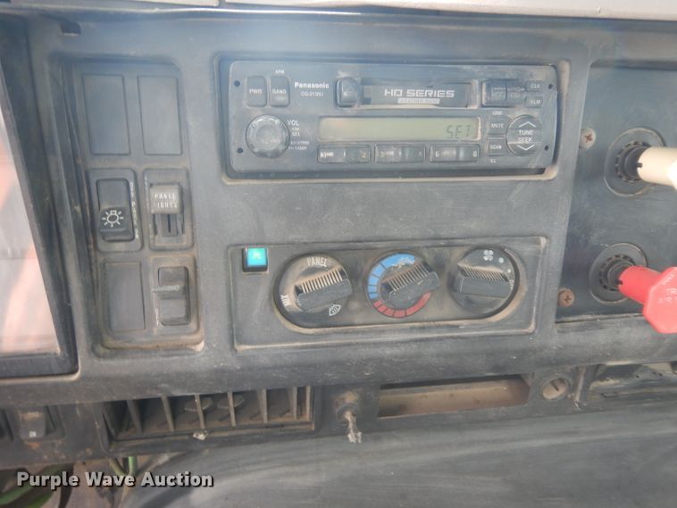 image for item GG9227 1997 International 8200 semi truck