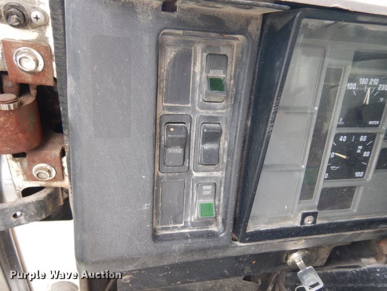 image for item GG9227 1997 International 8200 semi truck