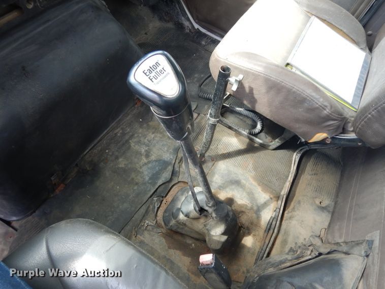 image for item GG9227 1997 International 8200 semi truck