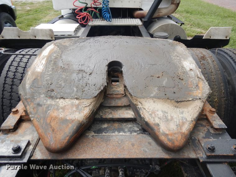 image for item GG9227 1997 International 8200 semi truck