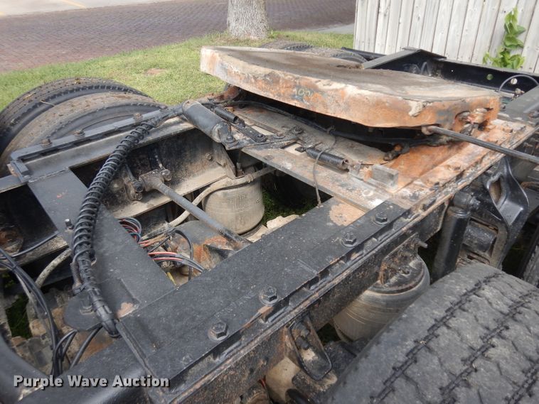 image for item GG9227 1997 International 8200 semi truck