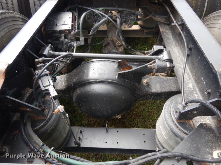 image for item GG9227 1997 International 8200 semi truck