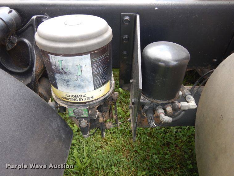 image for item GG9227 1997 International 8200 semi truck