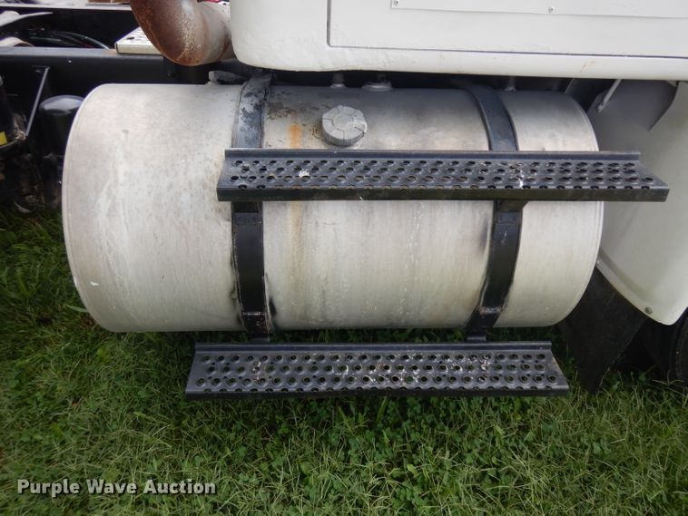 image for item GG9227 1997 International 8200 semi truck