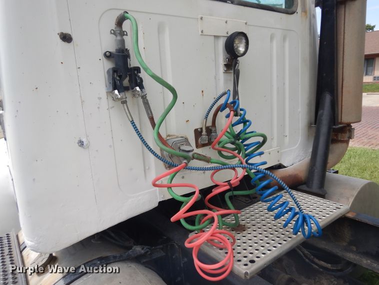 image for item GG9227 1997 International 8200 semi truck