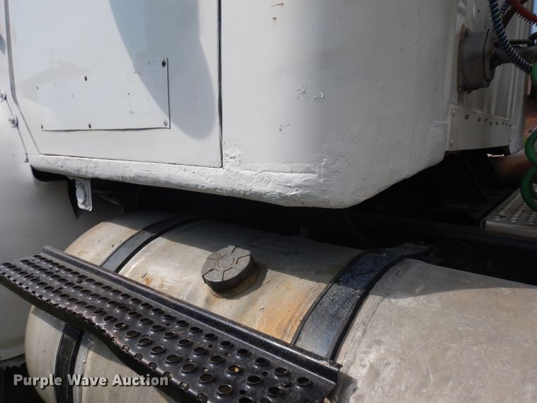 image for item GG9227 1997 International 8200 semi truck