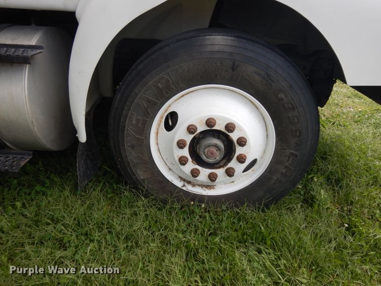 image for item GG9227 1997 International 8200 semi truck