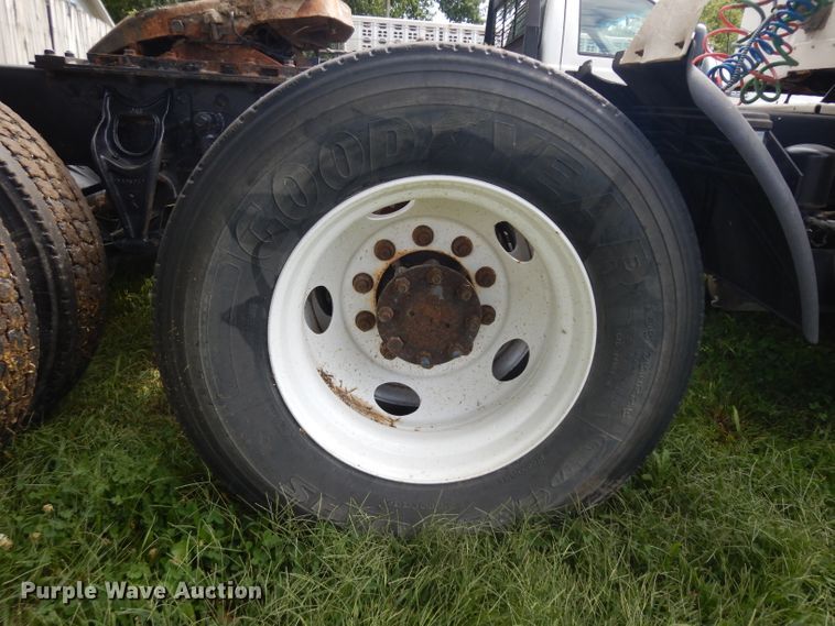 image for item GG9227 1997 International 8200 semi truck