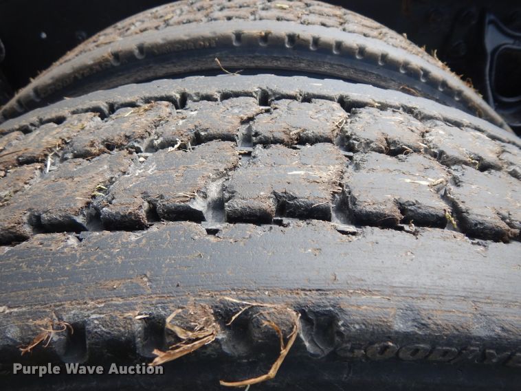 image for item GG9227 1997 International 8200 semi truck