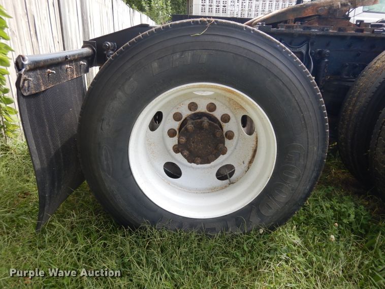 image for item GG9227 1997 International 8200 semi truck