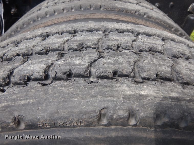 image for item GG9227 1997 International 8200 semi truck