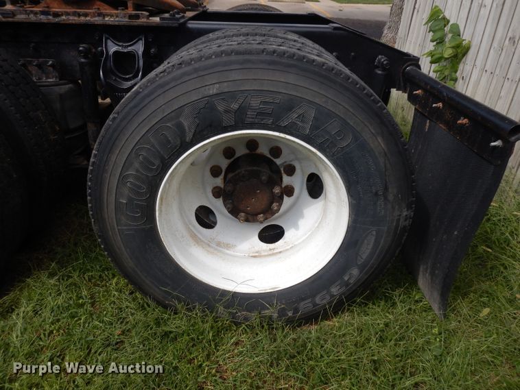 image for item GG9227 1997 International 8200 semi truck