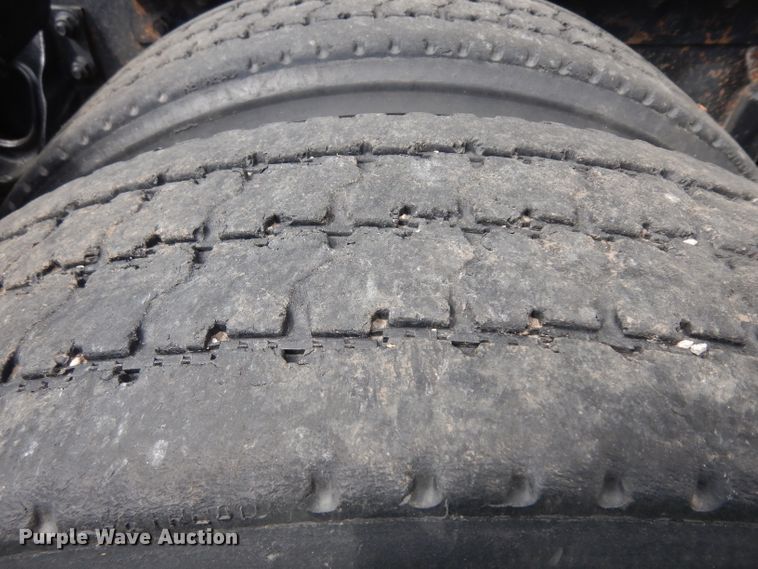 image for item GG9227 1997 International 8200 semi truck