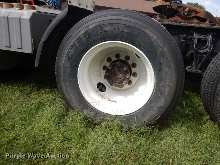 image for item GG9227 1997 International 8200 semi truck