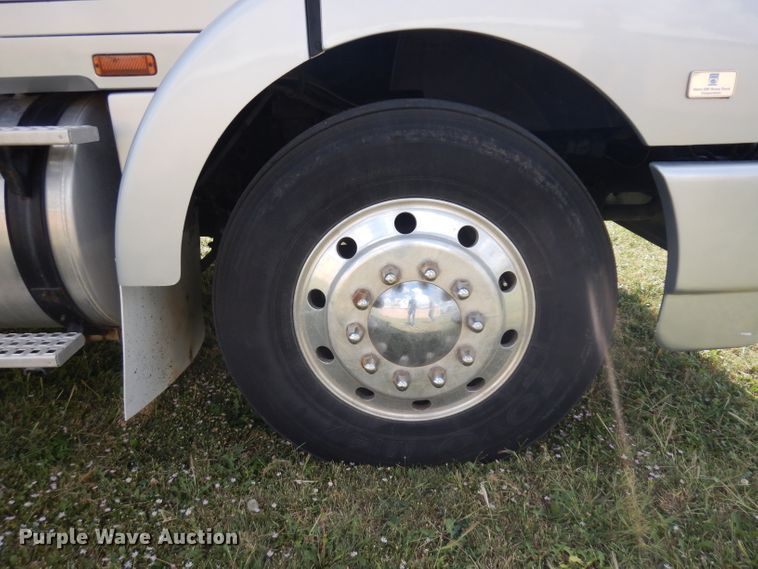 image for item GI9266 1994 White GMC WIA semi truck