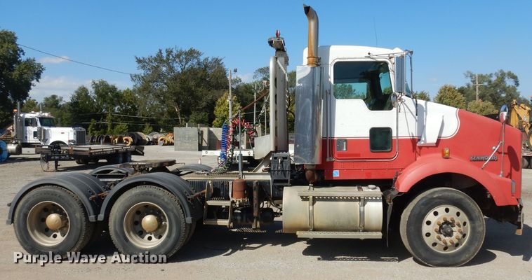 image for item GI9326 1998 Kenworth T800B semi truck