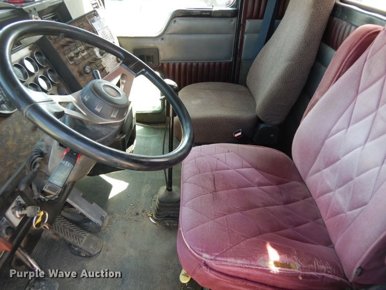 image for item GI9326 1998 Kenworth T800B semi truck