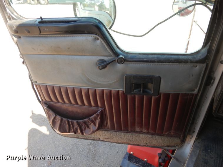 image for item GI9326 1998 Kenworth T800B semi truck