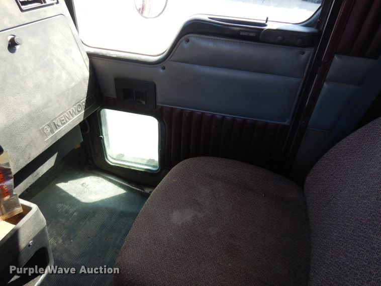 image for item GI9326 1998 Kenworth T800B semi truck