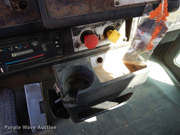 image for item GI9326 1998 Kenworth T800B semi truck