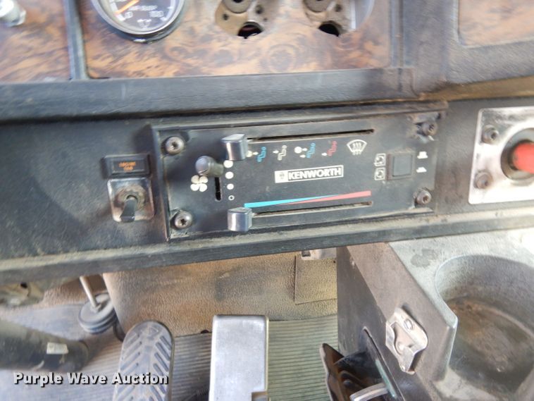 image for item GI9326 1998 Kenworth T800B semi truck