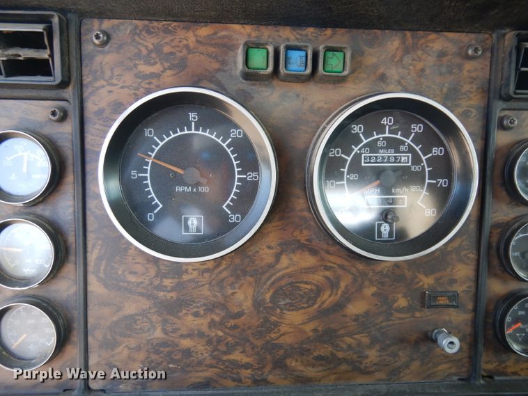 image for item GI9326 1998 Kenworth T800B semi truck