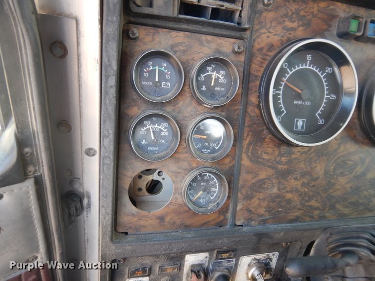 image for item GI9326 1998 Kenworth T800B semi truck