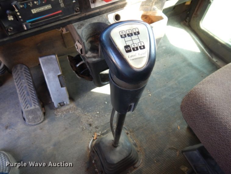 image for item GI9326 1998 Kenworth T800B semi truck