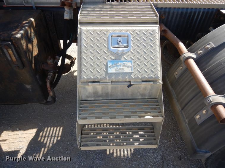 image for item GI9326 1998 Kenworth T800B semi truck