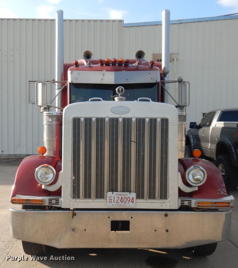image for item GI9338 2000 Peterbilt 379 semi truck