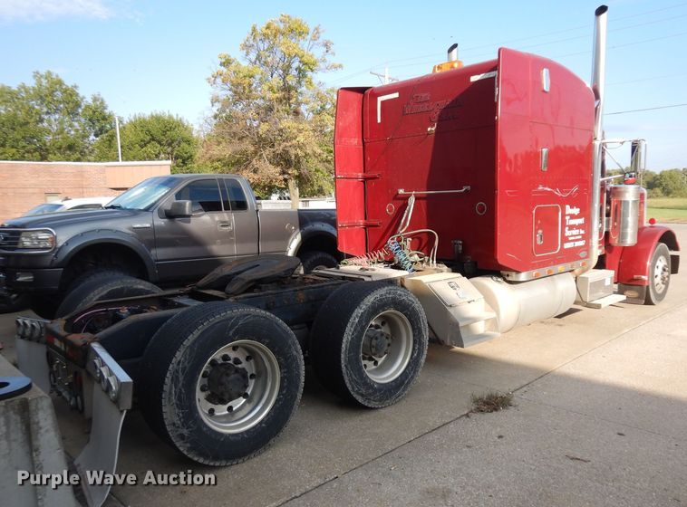 image for item GI9338 2000 Peterbilt 379 semi truck