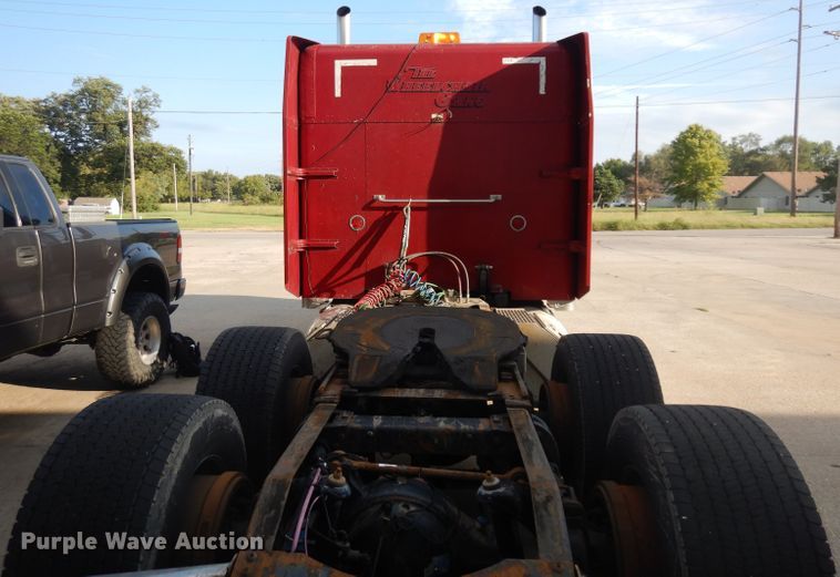 image for item GI9338 2000 Peterbilt 379 semi truck