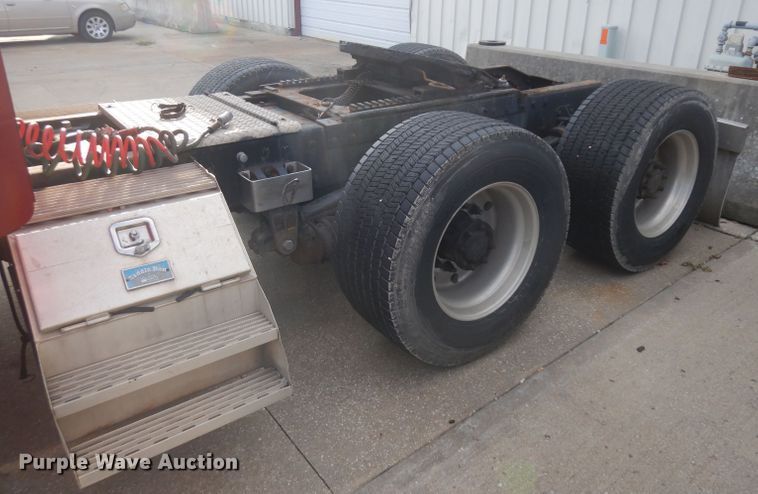 image for item GI9338 2000 Peterbilt 379 semi truck