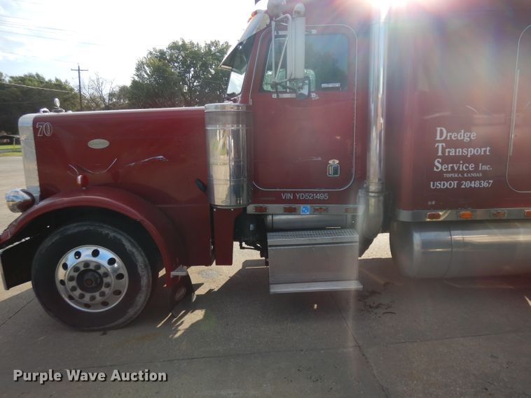 image for item GI9338 2000 Peterbilt 379 semi truck