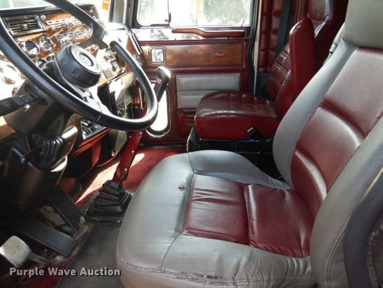 image for item GI9338 2000 Peterbilt 379 semi truck