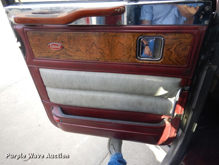 image for item GI9338 2000 Peterbilt 379 semi truck