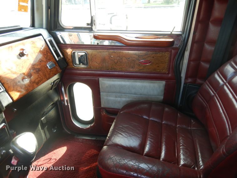 image for item GI9338 2000 Peterbilt 379 semi truck