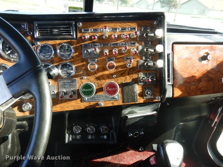 image for item GI9338 2000 Peterbilt 379 semi truck