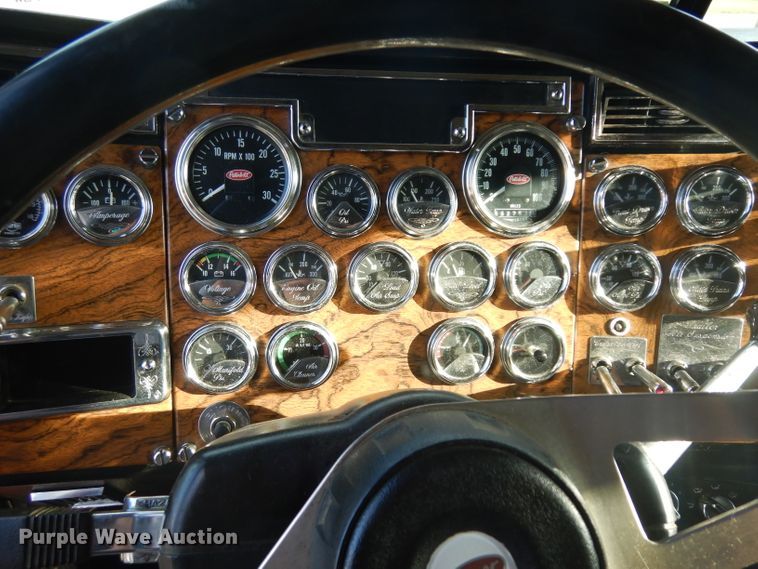 image for item GI9338 2000 Peterbilt 379 semi truck