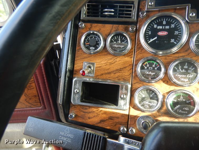 image for item GI9338 2000 Peterbilt 379 semi truck