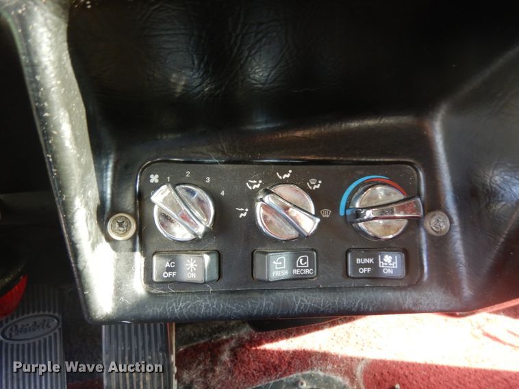 image for item GI9338 2000 Peterbilt 379 semi truck