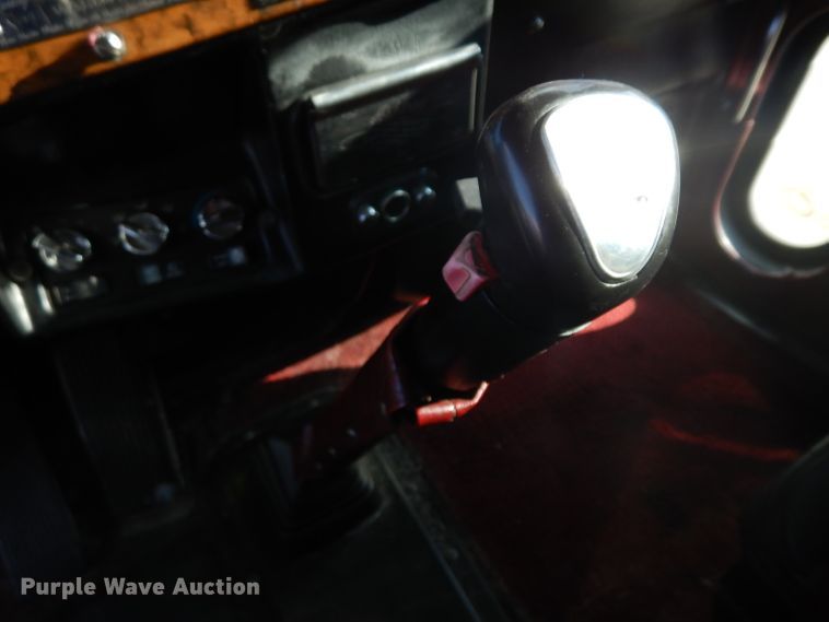 image for item GI9338 2000 Peterbilt 379 semi truck