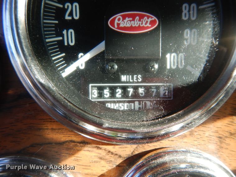 image for item GI9338 2000 Peterbilt 379 semi truck