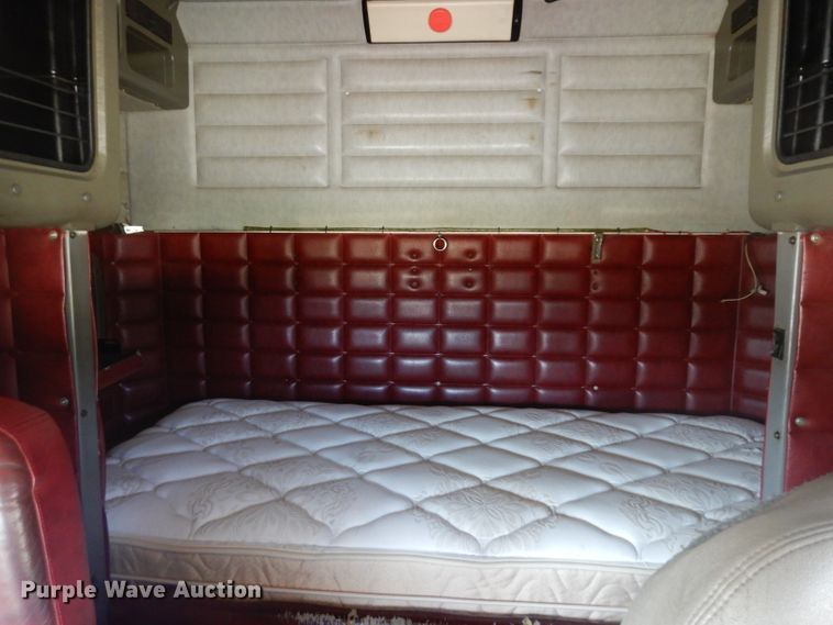 image for item GI9338 2000 Peterbilt 379 semi truck