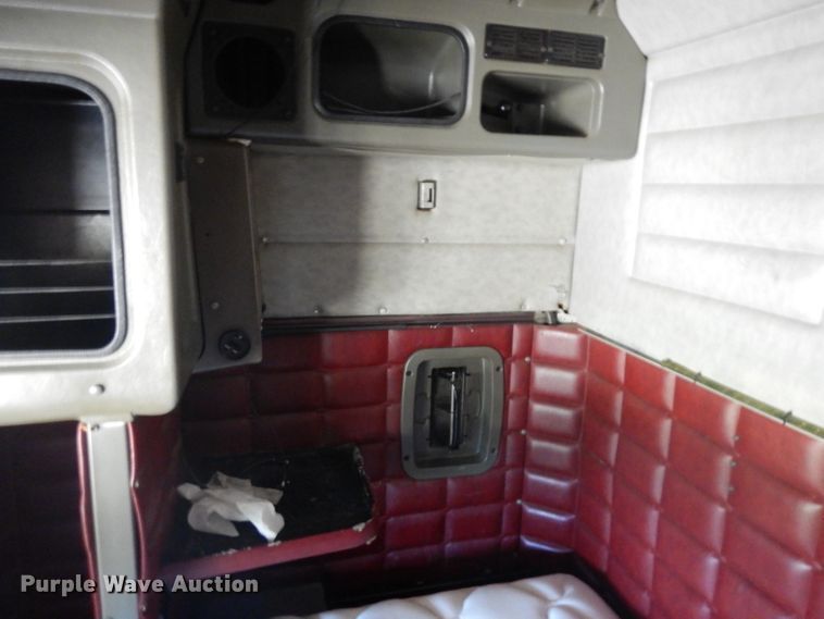 image for item GI9338 2000 Peterbilt 379 semi truck