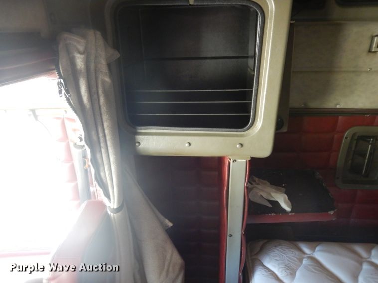 image for item GI9338 2000 Peterbilt 379 semi truck